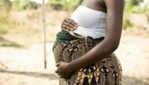 A Meyomessala, localité d’origine de Paul Biya, les femmes font 50 km pour donner vie