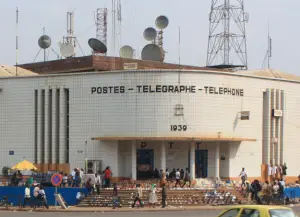Poste Centrale de Yaoundé : Des vendeurs à la sauvette luttent pour « la place »