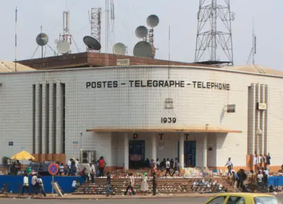 Poste Centrale de Yaoundé : Des vendeurs à la sauvette luttent pour « la place »