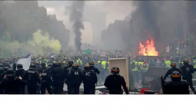 Manifestation des Gilets jaunes (Acte 2): Heurts avec la police sur les Champs-Elysées