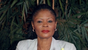 « Nous sommes tous en train de devenir des crétins au Cameroun… Arrêtons. Prions. Retrouvons nos esprits. » Calixte Beyala