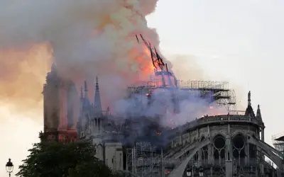 France : un gigantesque incendie a ravagé une partie de la cathédrale Notre-Dame de Paris