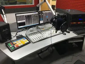 Crise anglophone : Des hommes armés attaquent la radio communautaire Bonakanda et enlèvent la journaliste Mary Namondo