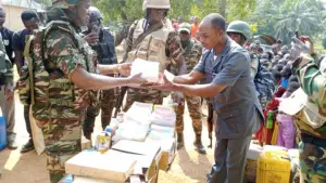 Humanitaire: l&#039;armée remet des denrées alimentaires aux populations de Furu Awa (Nord-Ouest)