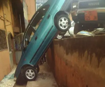 Curieux carambolage de deux véhicules sans chauffeurs au quartier Ekounou à Yaoundé