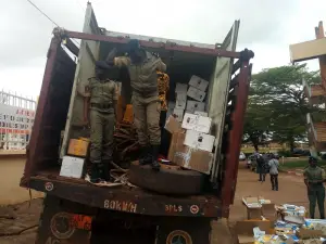La douane saisit 700 bidons d&#039;huile en provenance du Nigéria