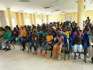 Des dons scolaires remis aux enfants démunis et déplacés internes de la crise anglophone