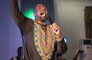 Musique : L’artiste canadien Jean Jean enflamme la salle de la Croix Rouge à Yaoundé