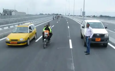 Société : Le deuxième pont sur le Wouri croule sous des immondices