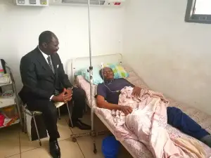 Le Ministre des Sports Mouelle kombi s’est rendu au chevet de Jean-Paul Akono malade