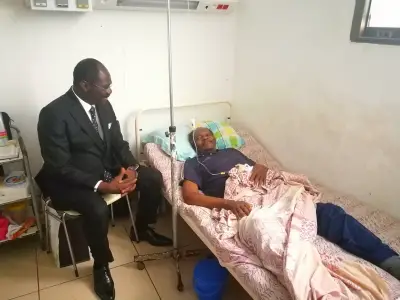 Le Ministre des Sports Mouelle kombi s’est rendu au chevet de Jean-Paul Akono malade