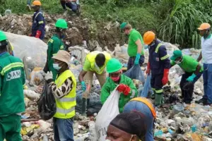 Ramassage des déchets plastiques : Red-plast et Sabc recrutent 850 jeunes bénévoles au Cameroun