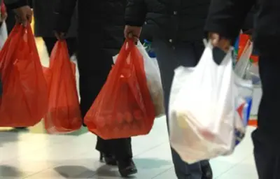La commercialisation des emballages plastiques non-biodégradables persiste