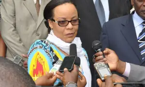 Une voiture accidentée appartenant au convoi d’Aminatou Ahidjo